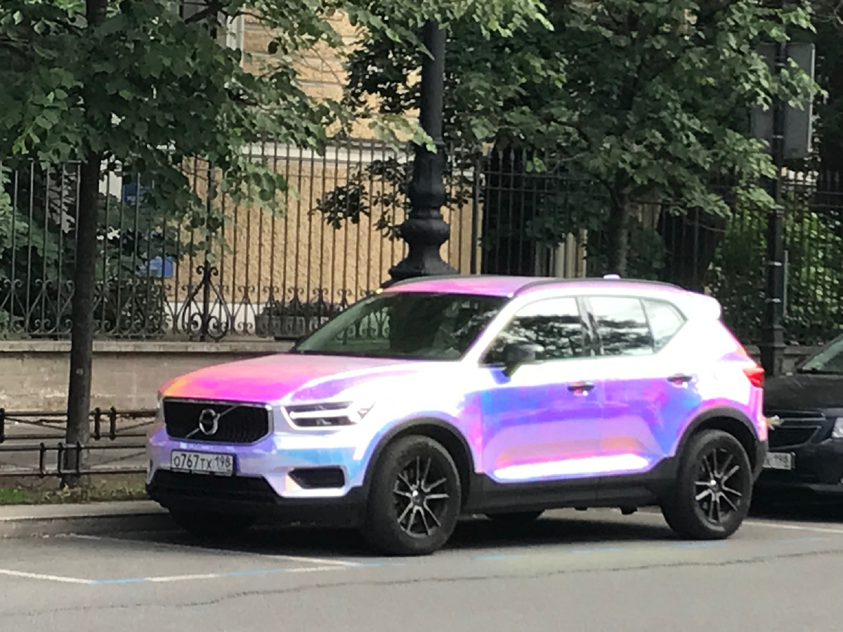 Volvo VC40 на улице Маяковского. Дамский вариант. И хозяйка, а аэрография. Очень яркая. К сожалению, на фото цвета получились приглушенными. Фото автора
