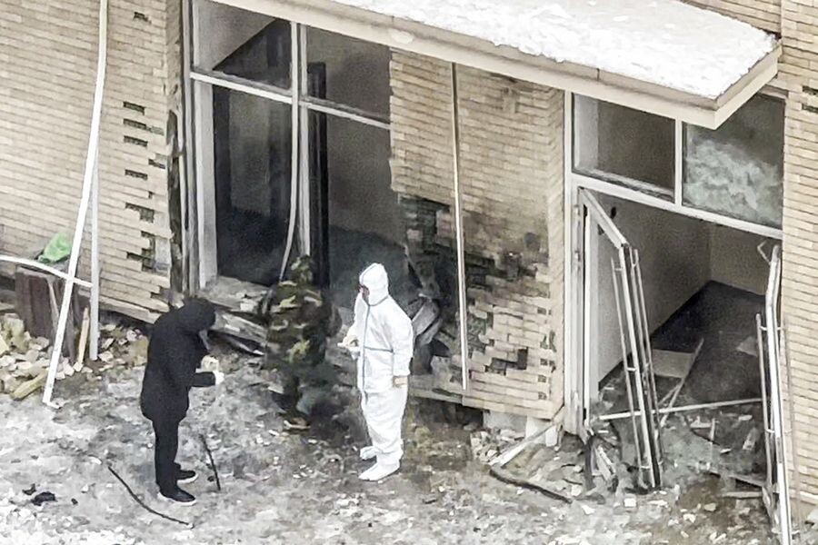    Последствия взрыва на первом этаже жилого дома, где погибли начальник войск радиационной, химической и биологической защиты Вооруженных сил РФ генерал-лейтенант Игорь Кириллов и его помощник Илья Поликарпов / Источник: © Максим Григорьев/ТАСС