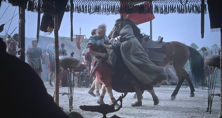 Оцените охрану в лагере римских легионеров)).