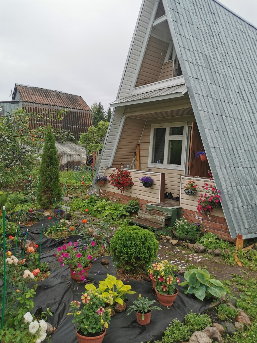 Преображение дачи за пару месяцев. Первое фото после, второе до.