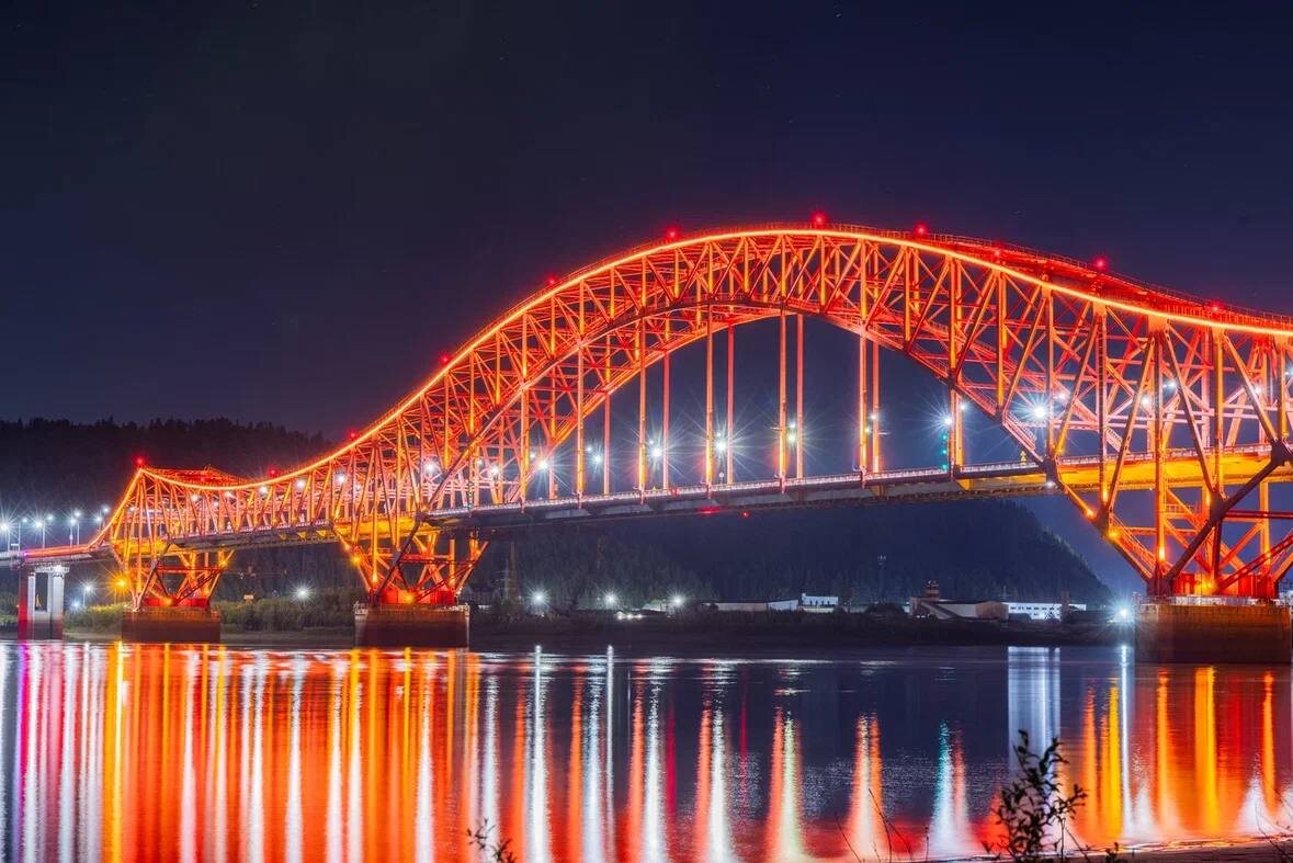 Подсветка моста "Красный дракон". Фото Андрея Краснова.