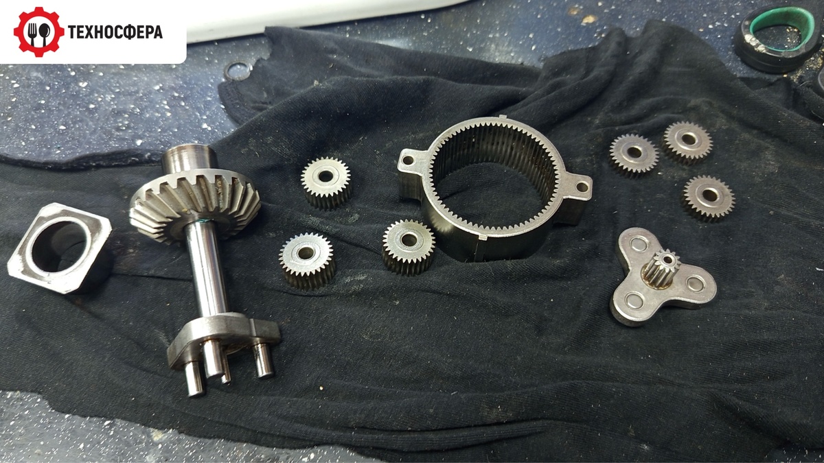 Внутренние компоненты, прошедшие тщательную чистку при разборе 