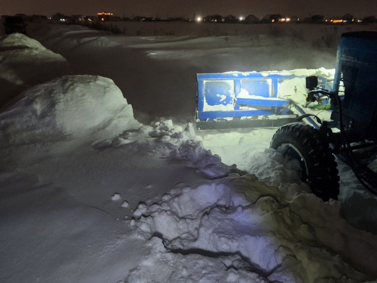 Дорогу заметает за пару часов. Трактор не справляется
