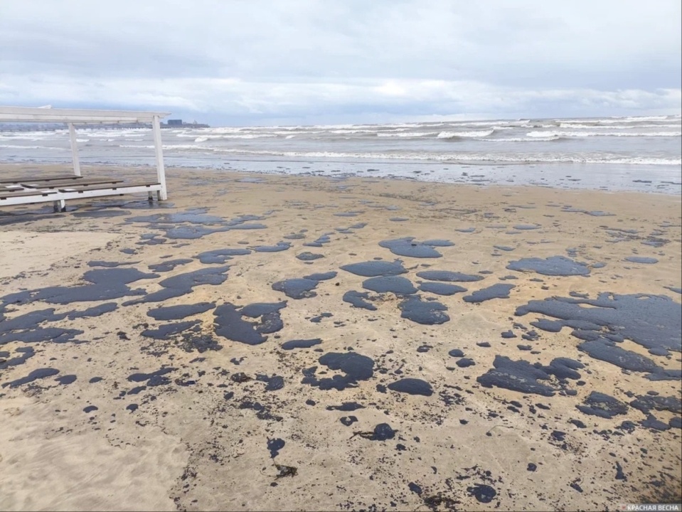    Во всей Анапе ввели режим ЧС после крушения танкеров с мазутом