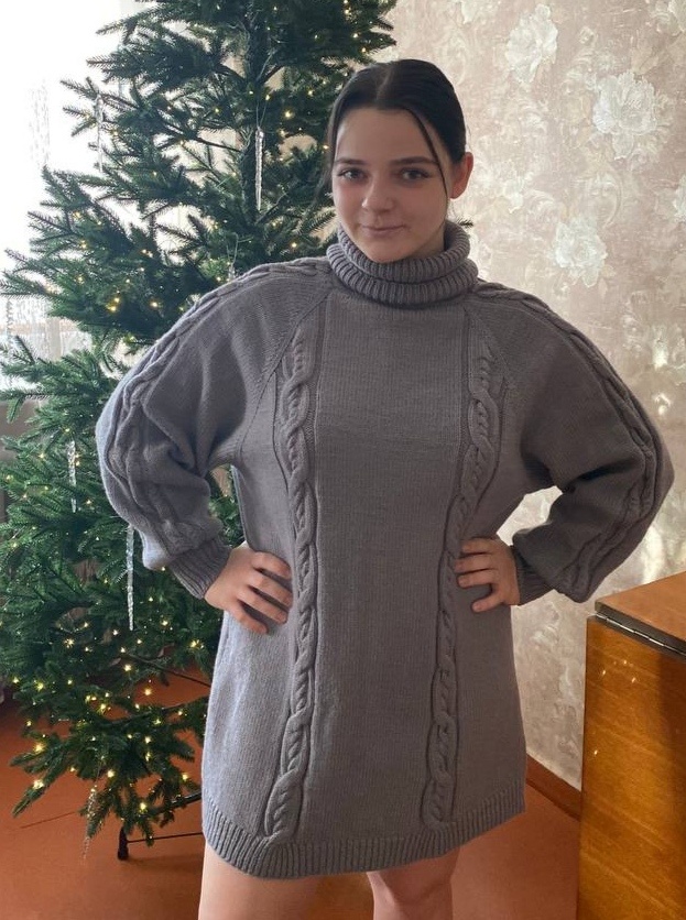 Моя младшая дочка.  После трёх часов "кручения" на ёлку 200 метровой гирлянды "Роса"  - фото в обновке.