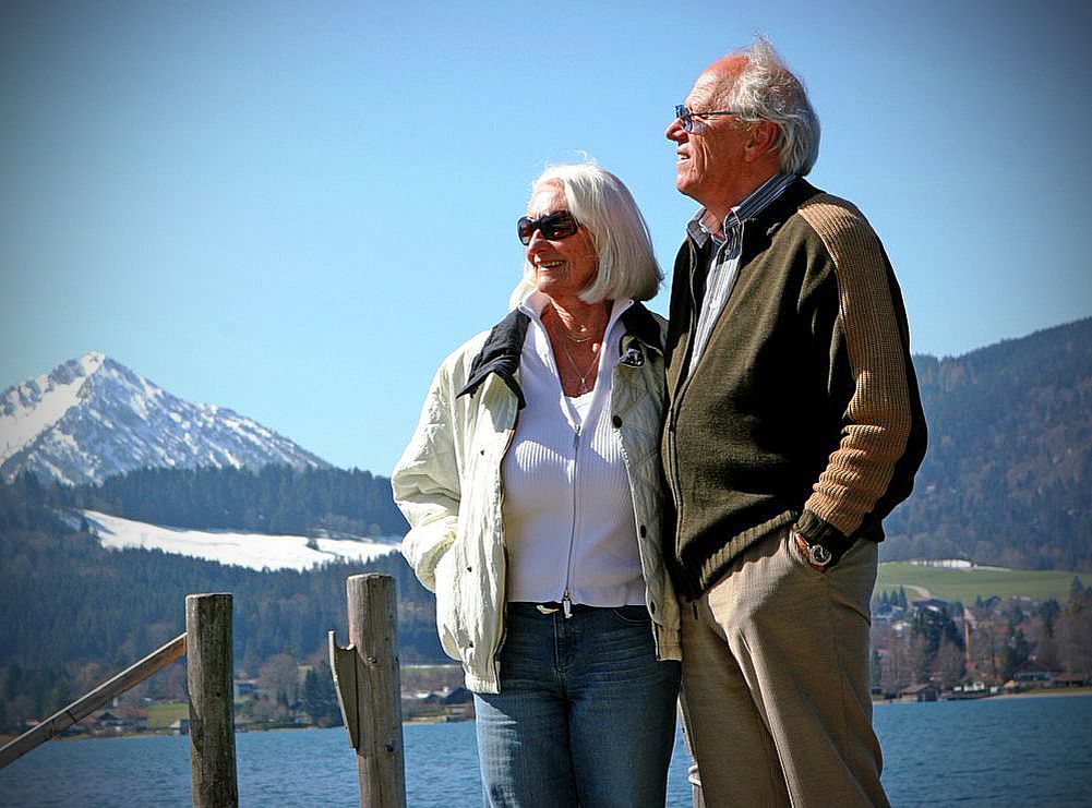 Пожилая пара гуляет по австрийскому городу