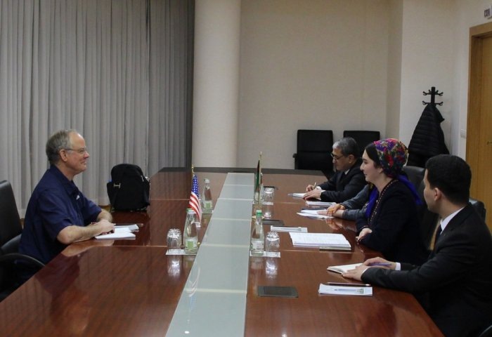 Встреча замминистра иностранных дел Туркменистана Мяхри Бяшимовой с главой консалтинговой компании FIT International Куртом Эдвардсом, 16 декабря 2024 года, Ашхабад, Туркменистан