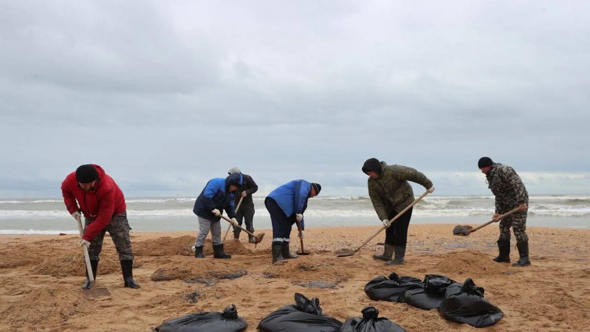    В Анапе ликвидируют последствия крушения танкеров в Керченском проливе.