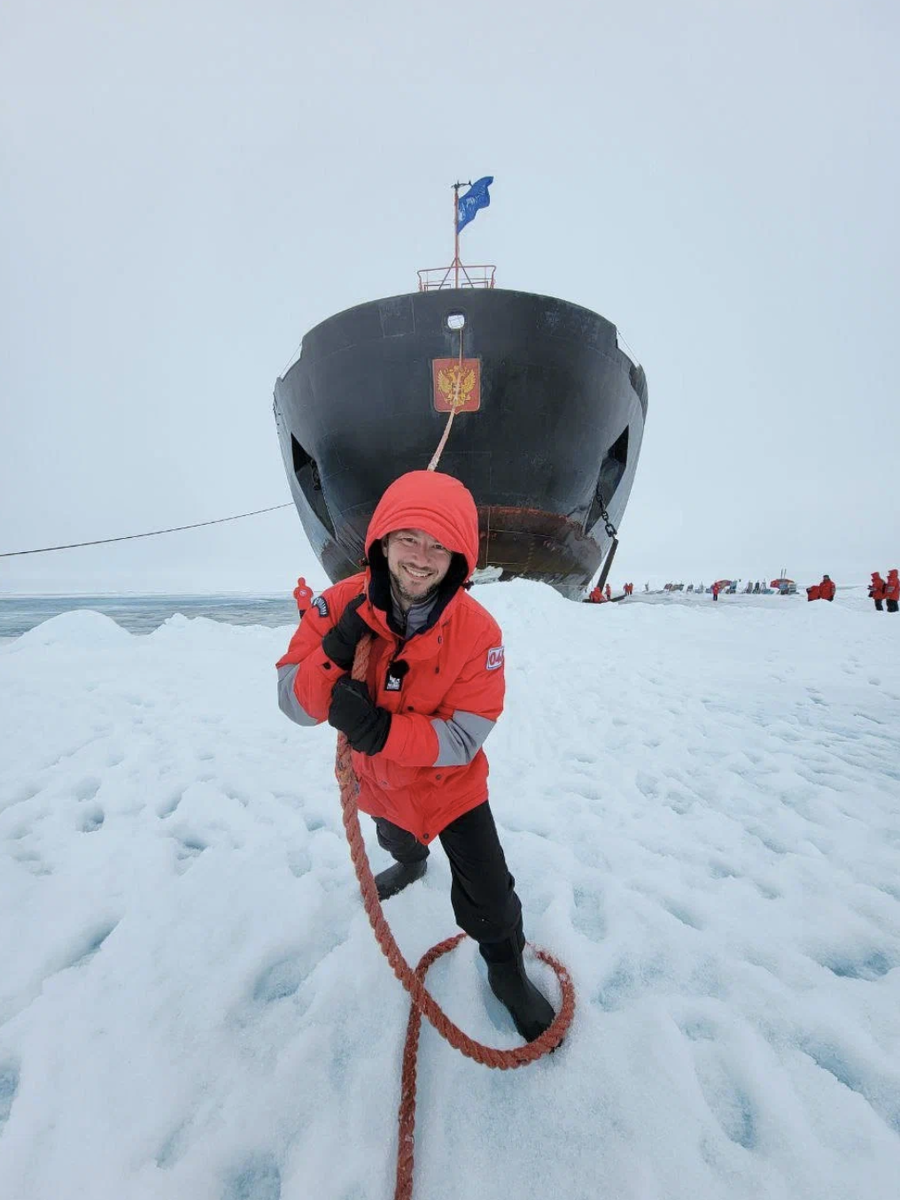 Евгений Тихонович и ледокол. Фото предоставлено Евгением Тихоновичем. 
