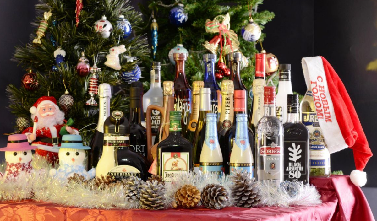 Тут подборка новогодних напитков на самые разные вкусы, но мы пришли только за вином. Источник: zipo76.ru