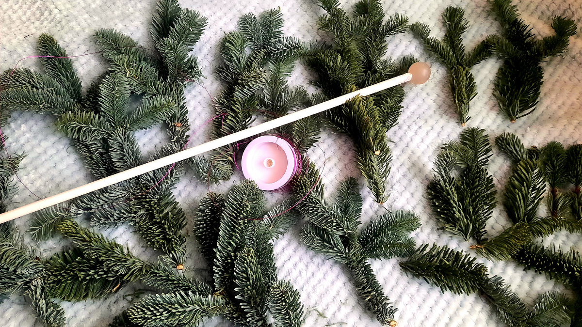 Карниз, проволока, ветки нобилиса.