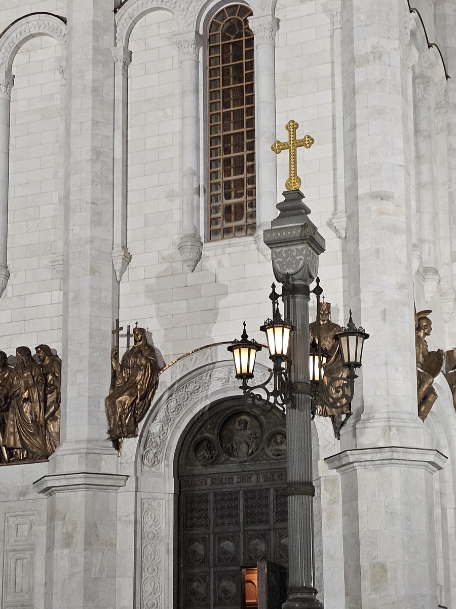 Центральный вход (фото автора Л.Баевой)