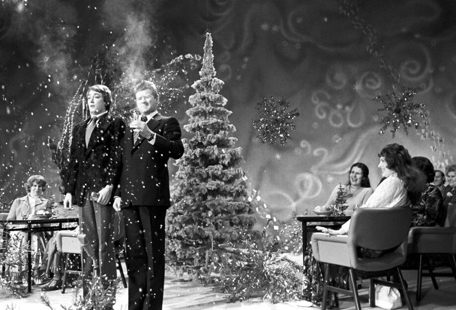 Фото: ТАСС / Мастюков Валентин (Новогодний «Голубой огонек», 1976 год. Москва. Ведущие «Голубого огонька» – советский актер Игорь Старыгин (слева) и польский актер Станислав Микульский.)