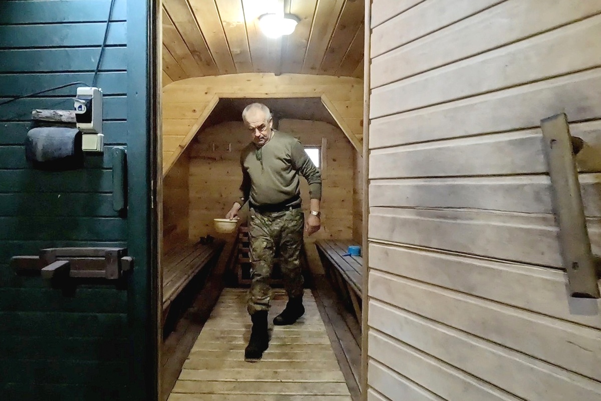 Армейская баня и её хозяин. Фото из открытого источника "Яндекс. Картинки"