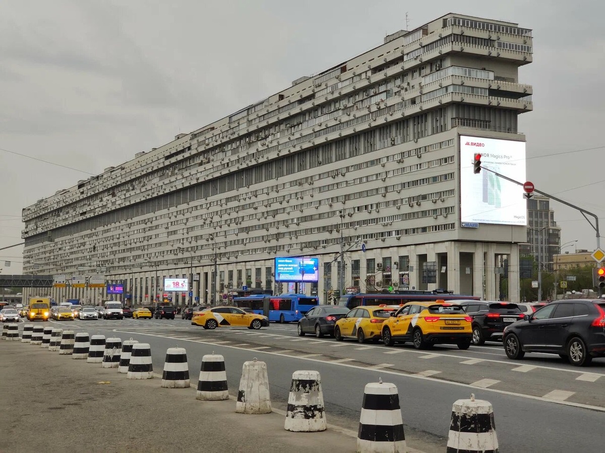 Более официальное название «корабля» — дом атомщиков. Его строили больше 10 лет, с 1972 по 1986 годы, по проекту архитекторов Владимира Бабада и Всеволода Воскресенского. Москвичи в разное время называли этот дом Титаником, домом холостяка и лежачим небоскрёбом. Фото: Светлана Л. / Яндекс Карты