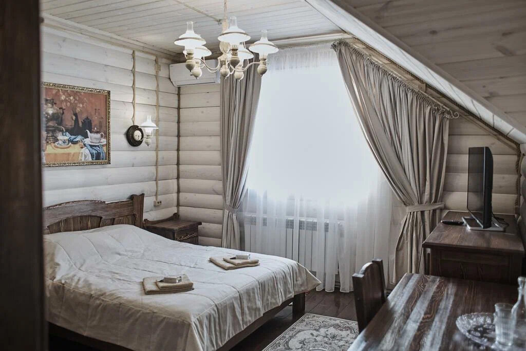 В номерах всё необходимое: удобные кровати, кондиционер, телевизор и душевая кабина. Фото: Купеческая усадьба / Яндекс Путешествия