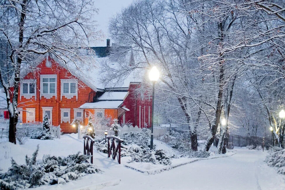 Зимой на территории отеля царит сказочная атмосфера, а домики выглядят будто пряничные. Фото: Царьград / Яндекс Путешествия