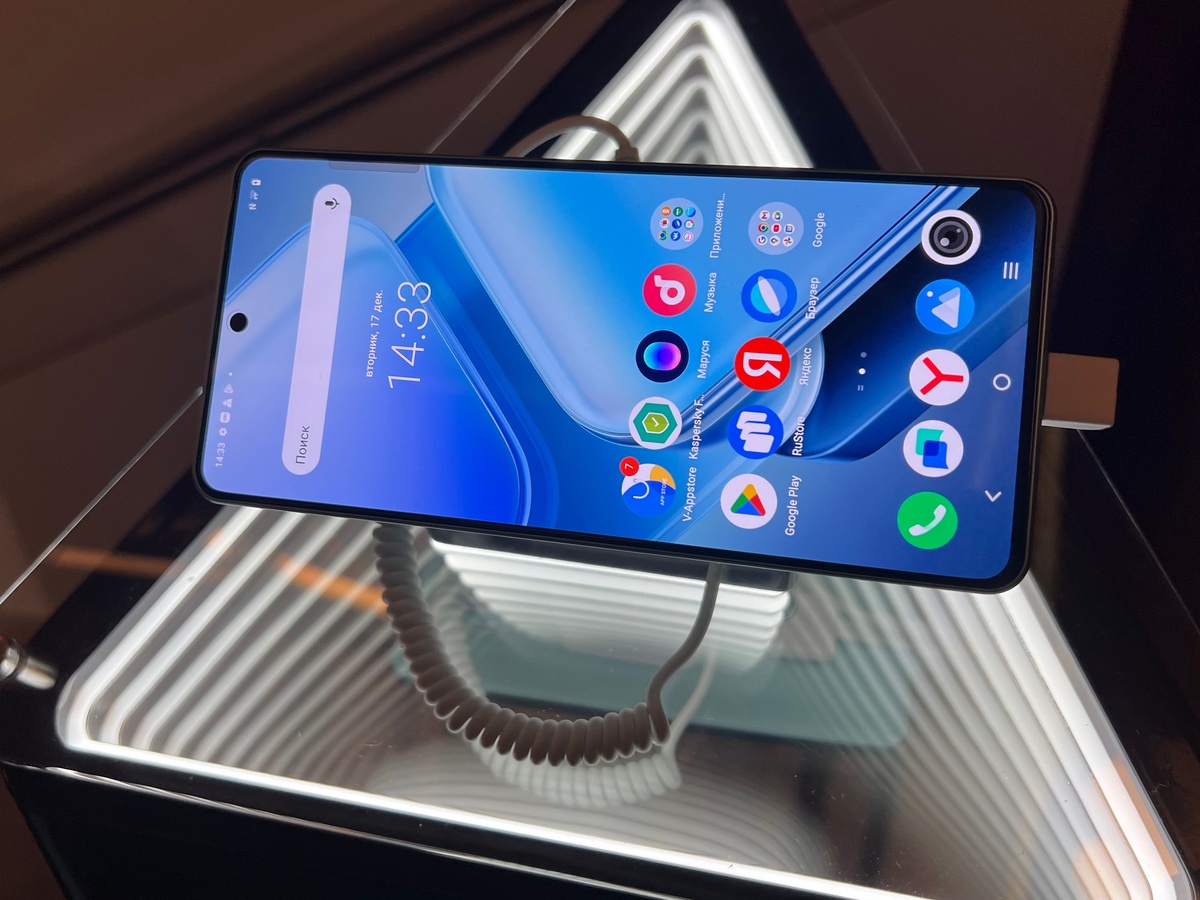    Игровой флагман iQOO 13 представили в России. Сколько стоит?