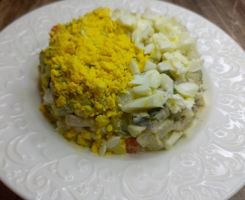 На фото салат оливье альтернативный