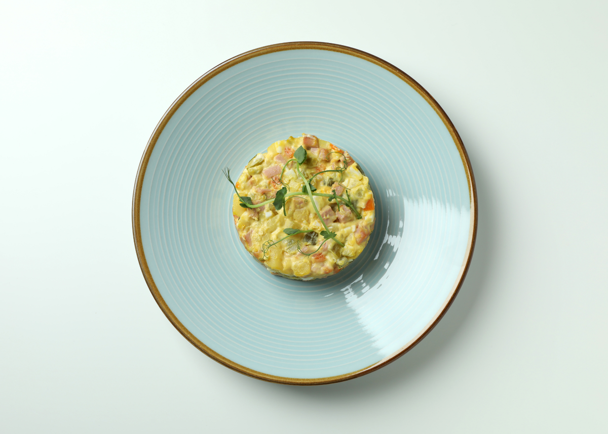 На фото салат оливье классический