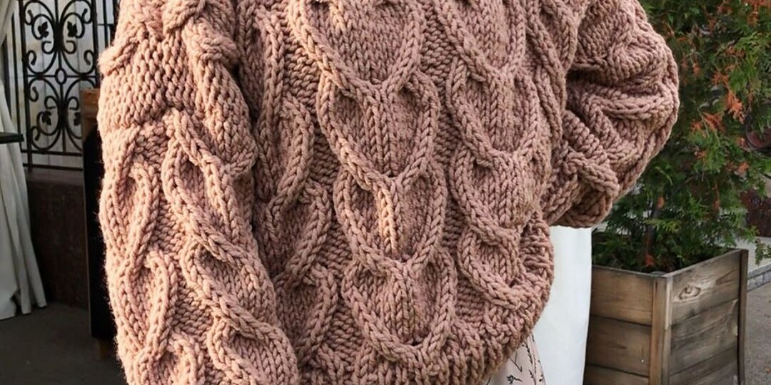 Вяжем тёплые объёмные свитеры спицами. 4 варианта с описанием