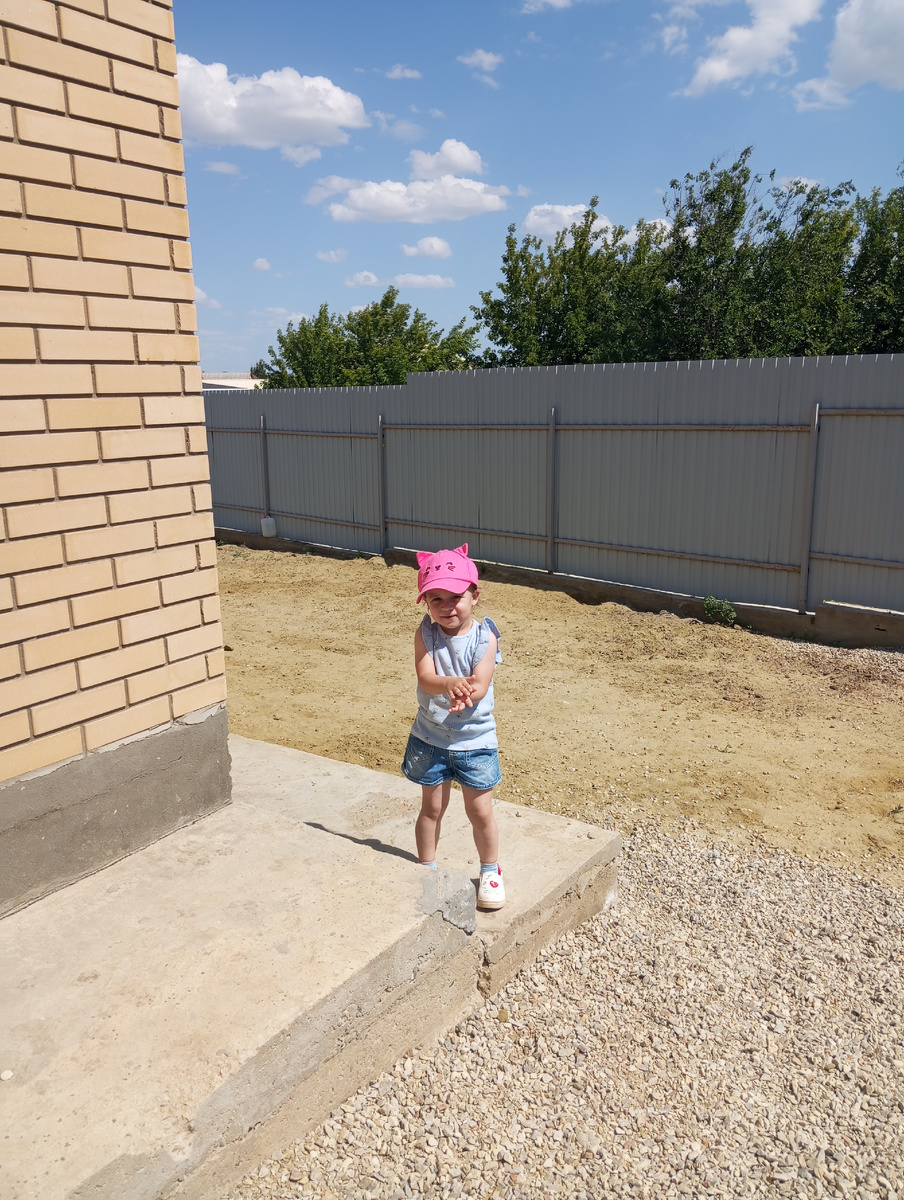 Территория, отсыпала песком и щебнем.