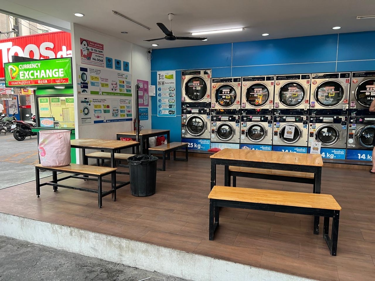 Одна из многочисленнных прачечных, загрузкой до 25 кг, люди стирают оптом.