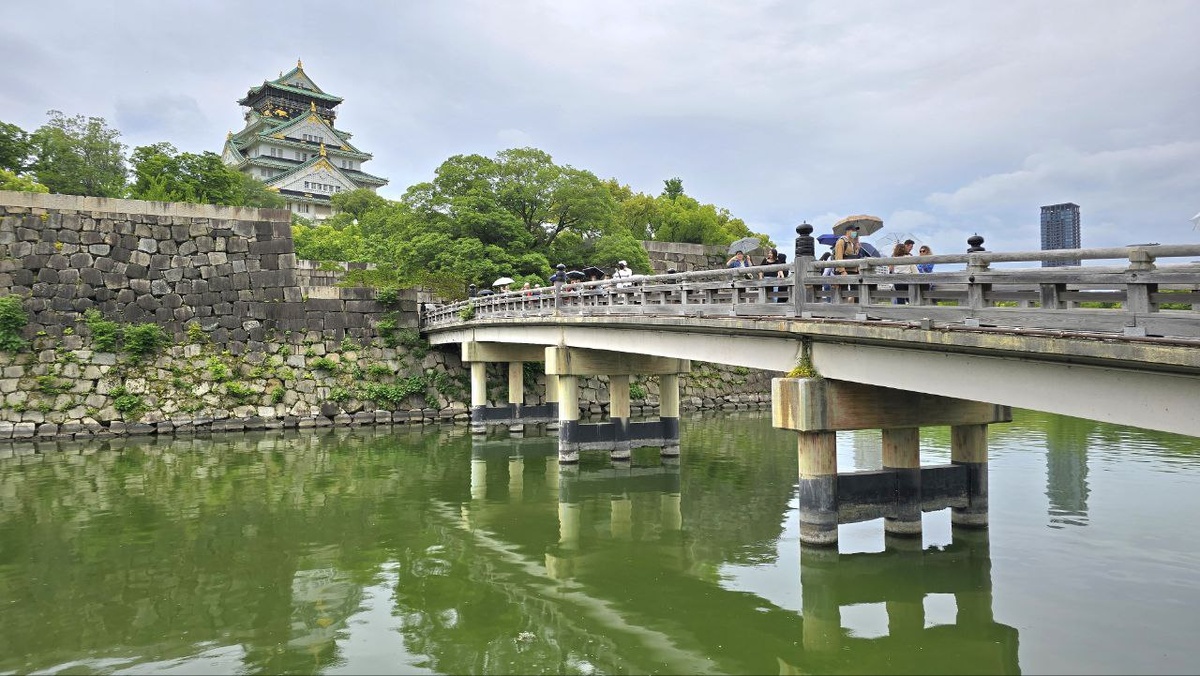 Вид на замок со стороны моста Gokuraku-bashi