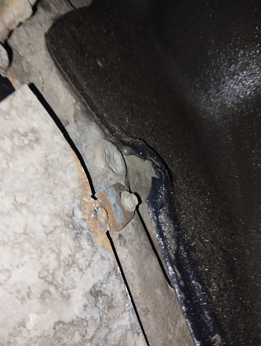 Я не сварщик, но с трудом приварил, металл тонкий