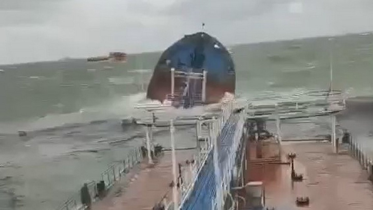 Судно разломило от морских волн и ветра.  фото: картинки яндекса.