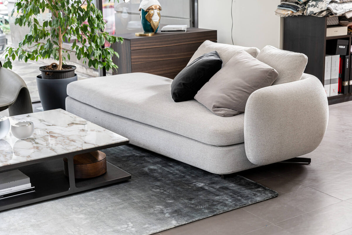 У низкого дивана Saint-Germain от Poliform хорошая глубина сиденья, что вместе с его округлыми формами позволяет использовать предмет для обустройства лаунж-зоны. 