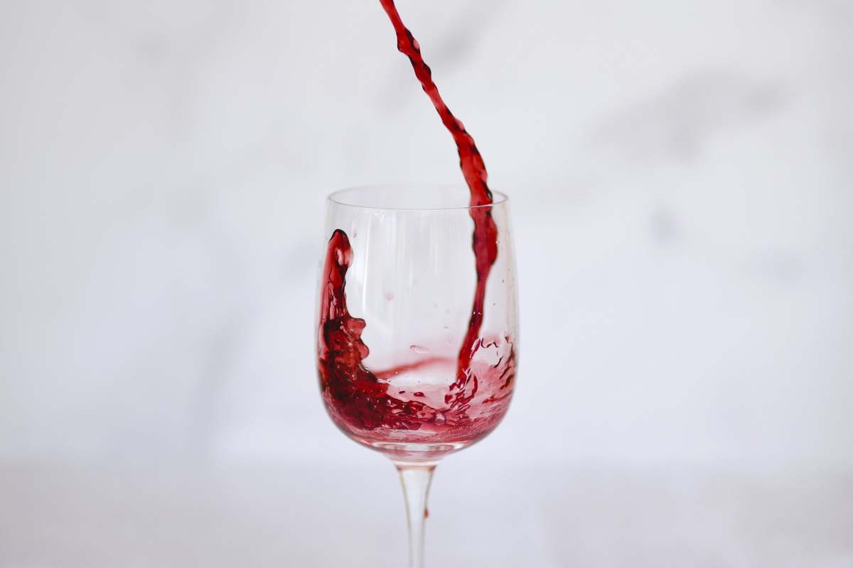     Ученые наконец-то поняли, почему от красного вина болит голова