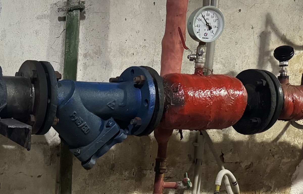 На этой фотографии косой фильтр с синим корпусом