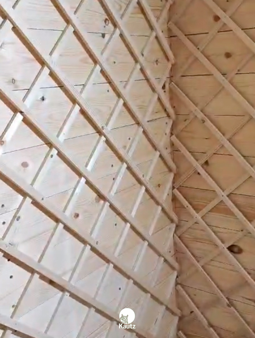 Дранка для нанесения базовой глияной штукатурки крепится в 2 слоя. 