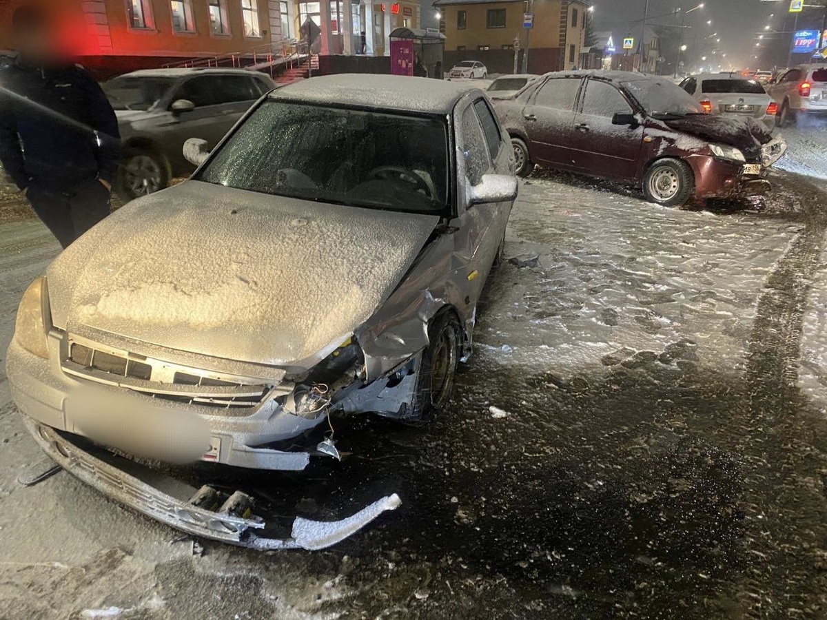  📷    Перегородили Туркестанскую. В ДТП двух «Лад» в Оренбурге пострадал водитель Белов Михаил Александрович