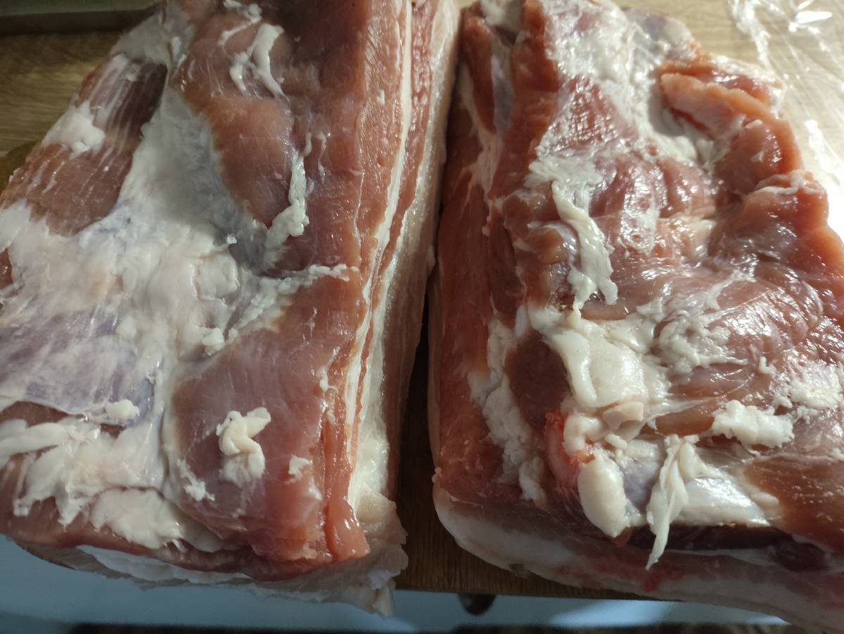 Два кусочЕка грудинки У меня лежали на столе..... )))