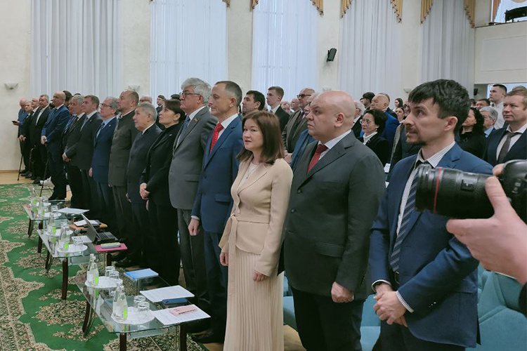    Сегодня состоялось годовое собрании Академии наук РТ. Рифкату Минниханову предстояло отчитаться за полноценный год на посту главы АН РТ. Из-за такой повышенной ответственности он воздерживался от общения с прессой и предложил журналистам лучше поговорить с учеными.   
Фото: Альфред Мухаметрахимов