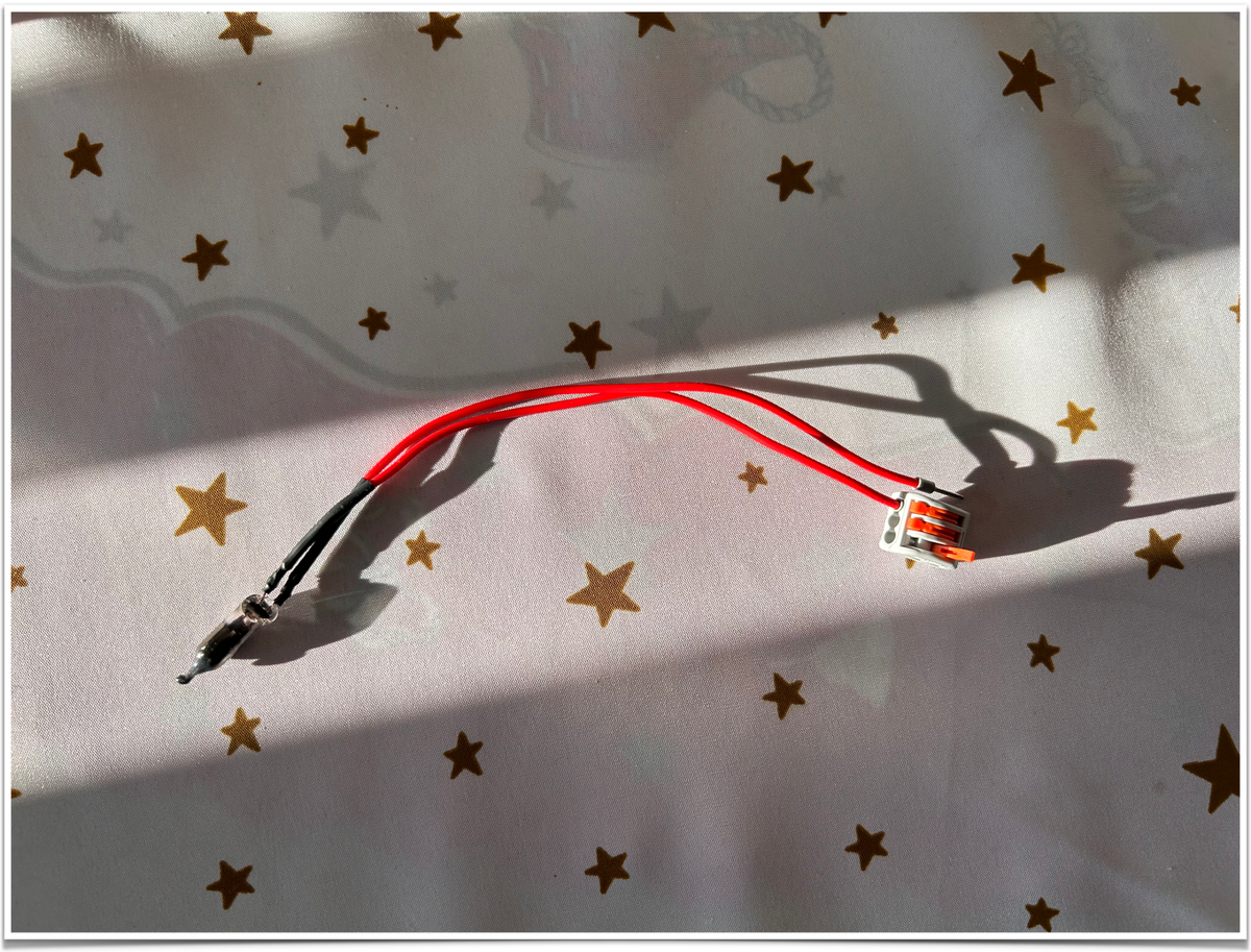 Я припаял для удобства к лампочки проводки