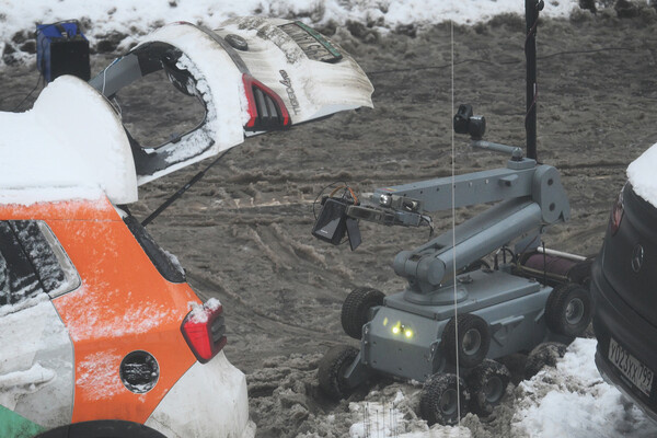 Робот-сапер на месте взрыва около жилого дома на Рязанском проспекте, 17 декабря 2024 года / Максим Блинов/РИА Новости   📷