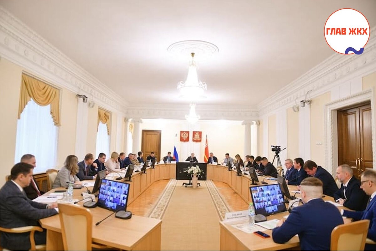 В Смоленской области проведут поэтапное повышение зарплат работников сферы ЖКХ