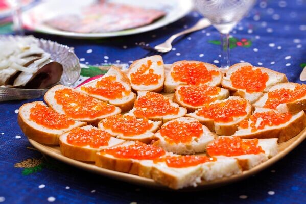 Бутерброды с красной икрой. © iStock.com/chasdesign