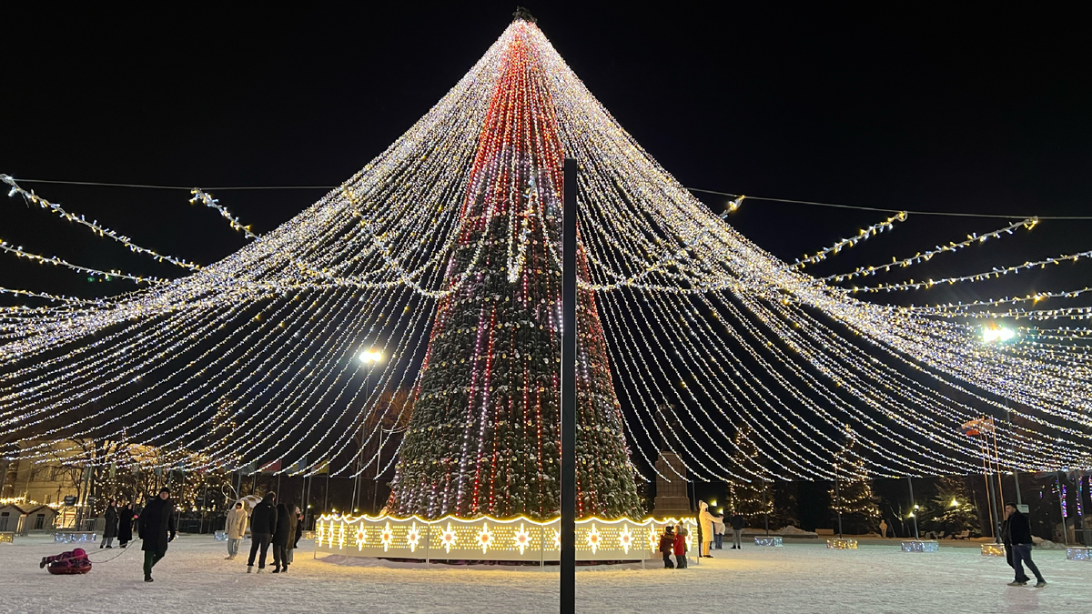 Вчера как раз сфоткала нашу елку в Ульяновске
