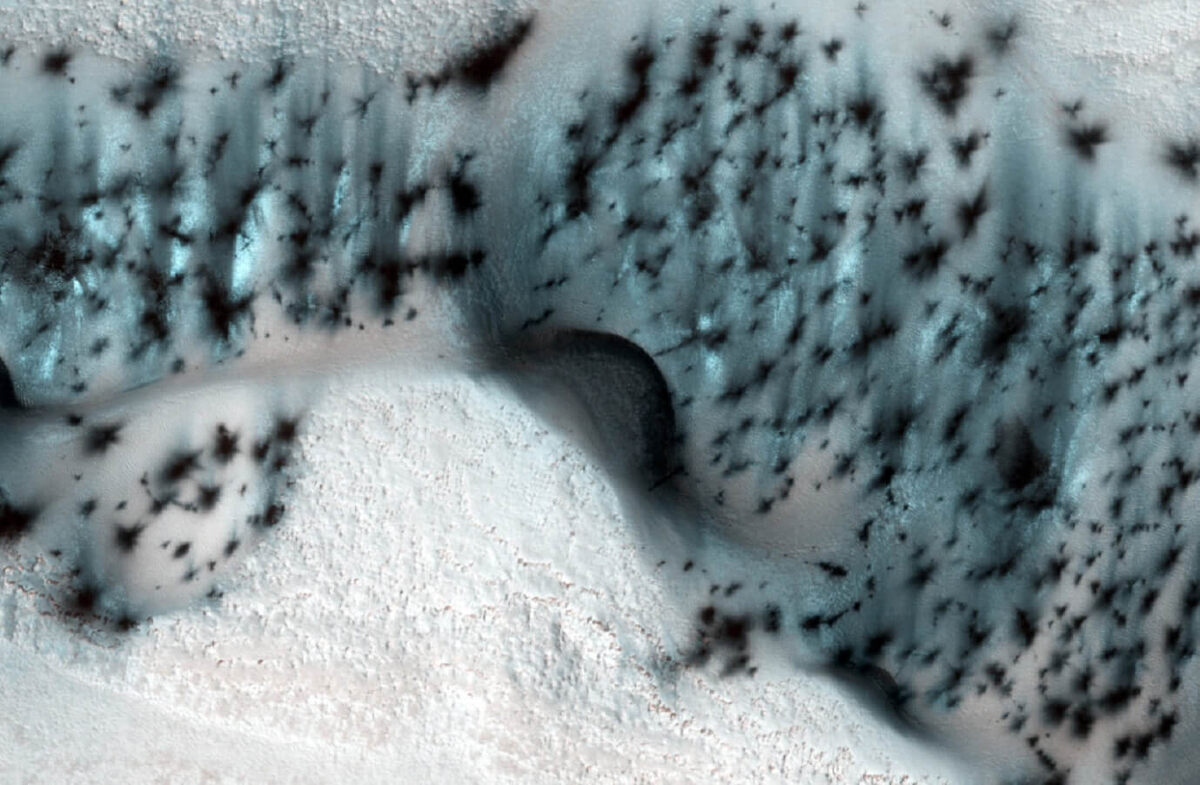    Снег на Марсе &mdash; это замерзший углекислый газ. Фотография была сделана аппаратом Mars Reconnaissance orbiter. Источник: NASA