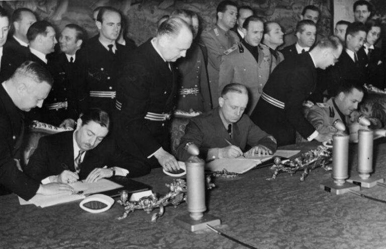 Подписание Цветковичем (слева) соглашения о присоединении Югославии к Тройственному пакту