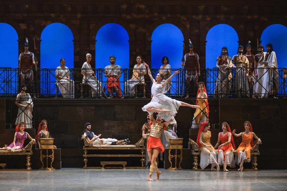    Хореограф Алексей Мирошниченко давно стремится вернуть на сцену стиль "большого балета". / Андрей Чунтомов