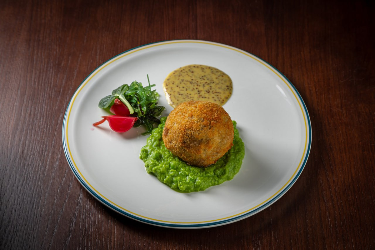 Фото: Шотландское яйцо на подушке из зеленого горошка в баре Busby