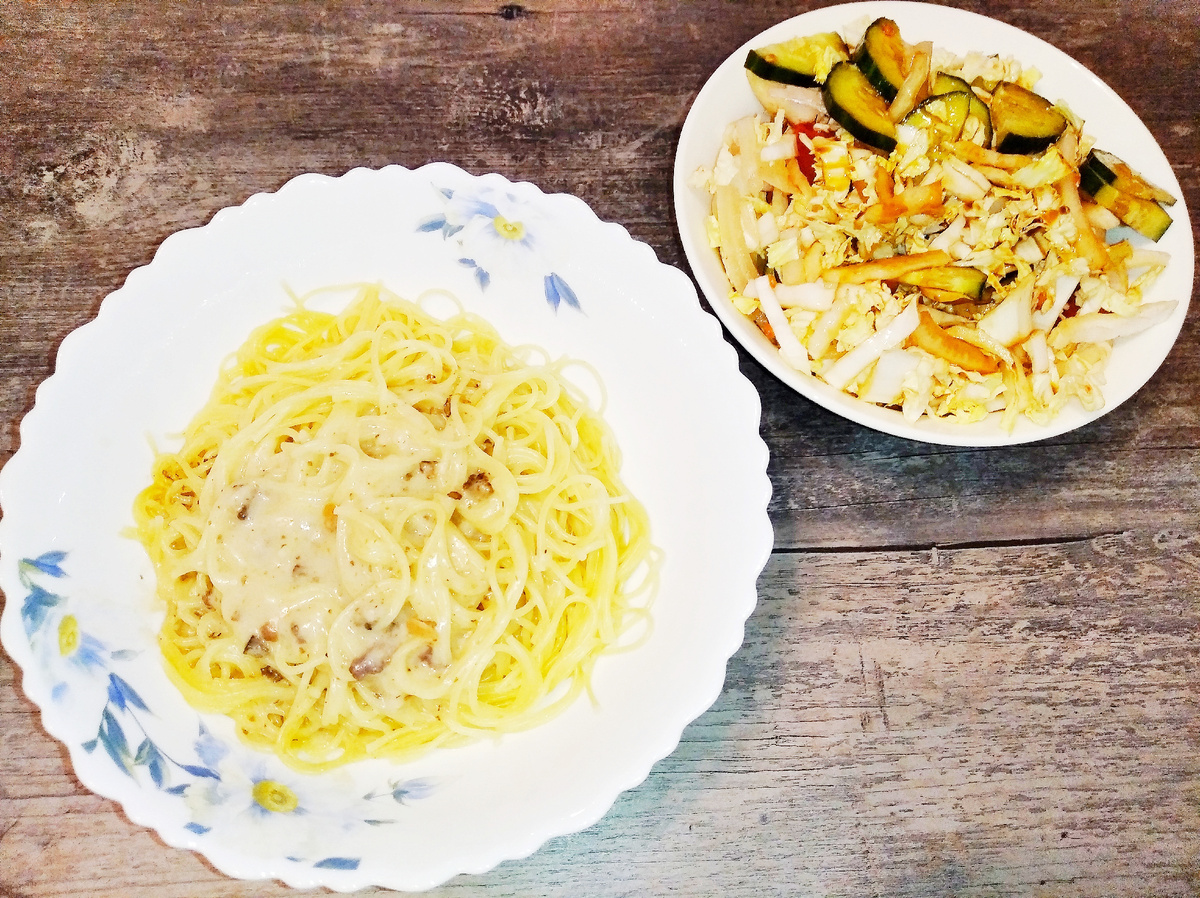 Это мой обед, курицу не добавляла, только подлива и салат заправила соевым соусом.