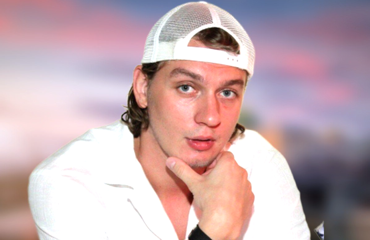 на фото Игорь Макаров