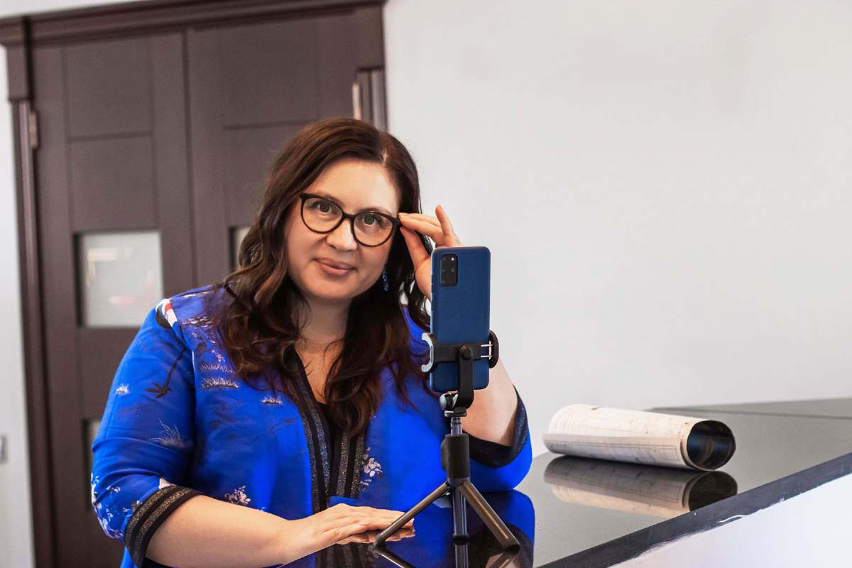 И навыки самопрезентации нужны - но только умением фотки на смартфон делать не обойтись