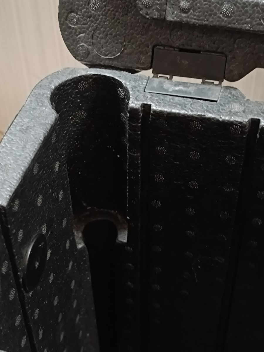  Остался небольшой след от клея. 